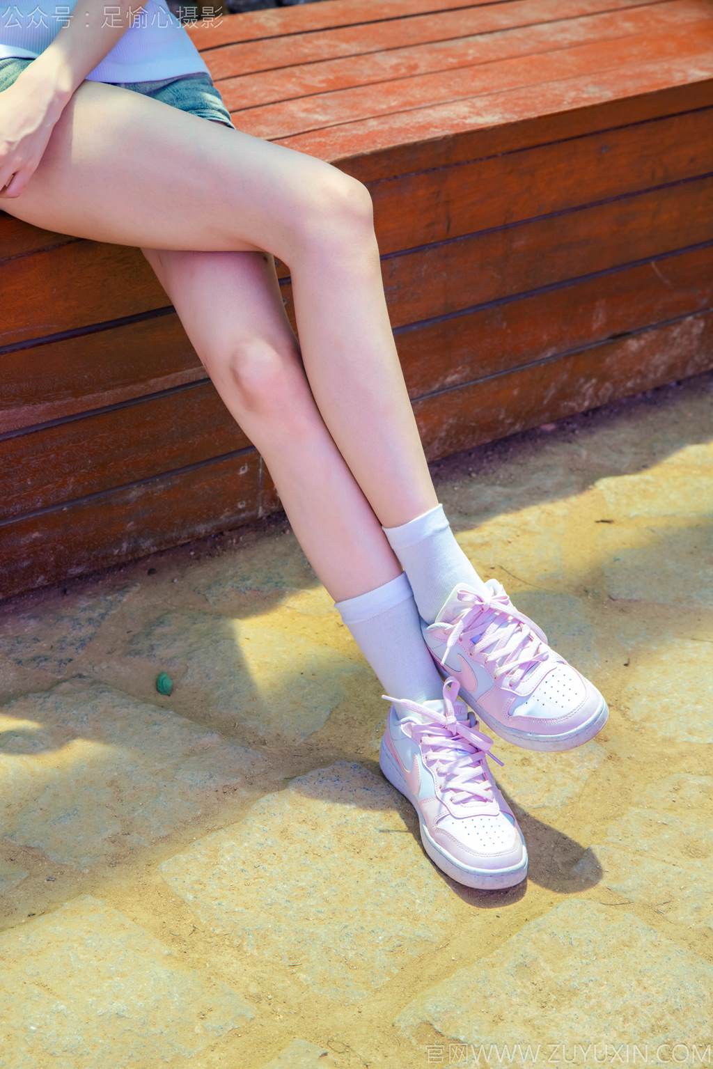 图片[38]-足愉心 NO.051 小瑶（搭配：T恤、牛仔短裤、白棉袜、帆布鞋、裸足）[95P] – 速更版-美库