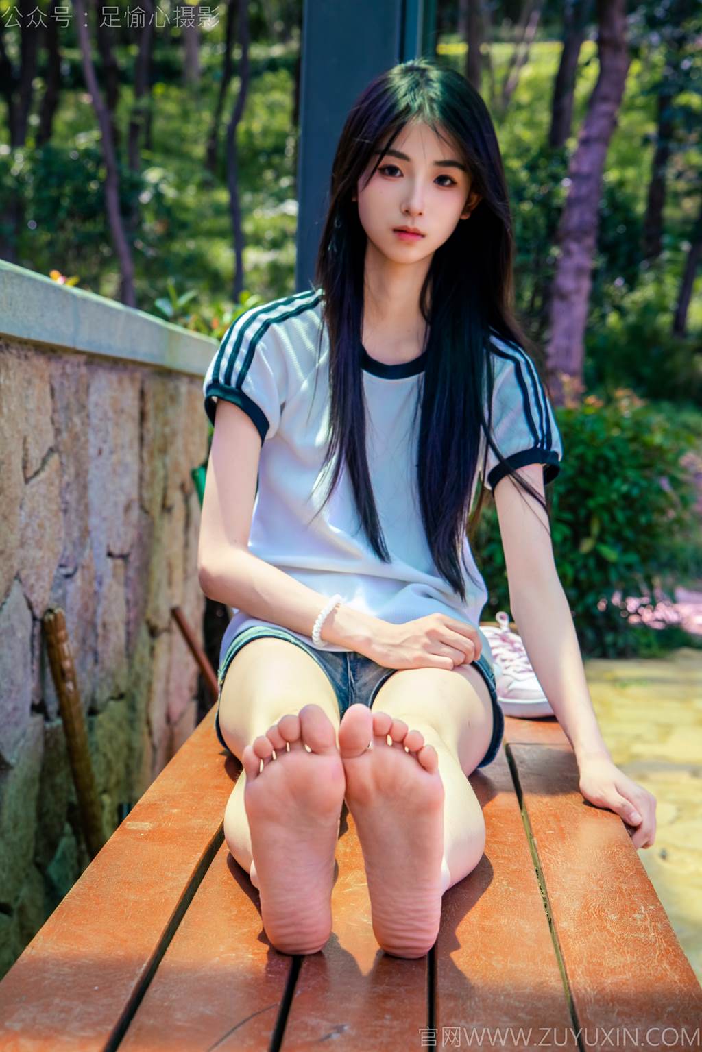 图片[43]-足愉心 NO.051 小瑶（搭配：T恤、牛仔短裤、白棉袜、帆布鞋、裸足）[95P] – 速更版-美库