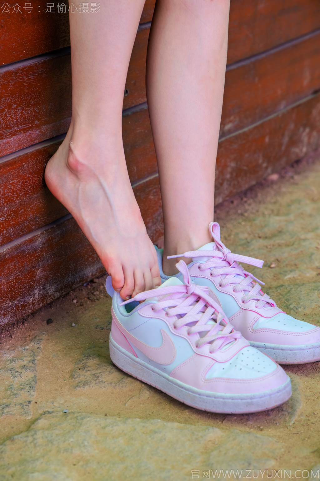 图片[51]-足愉心 NO.051 小瑶（搭配：T恤、牛仔短裤、白棉袜、帆布鞋、裸足）[95P] – 速更版-美库