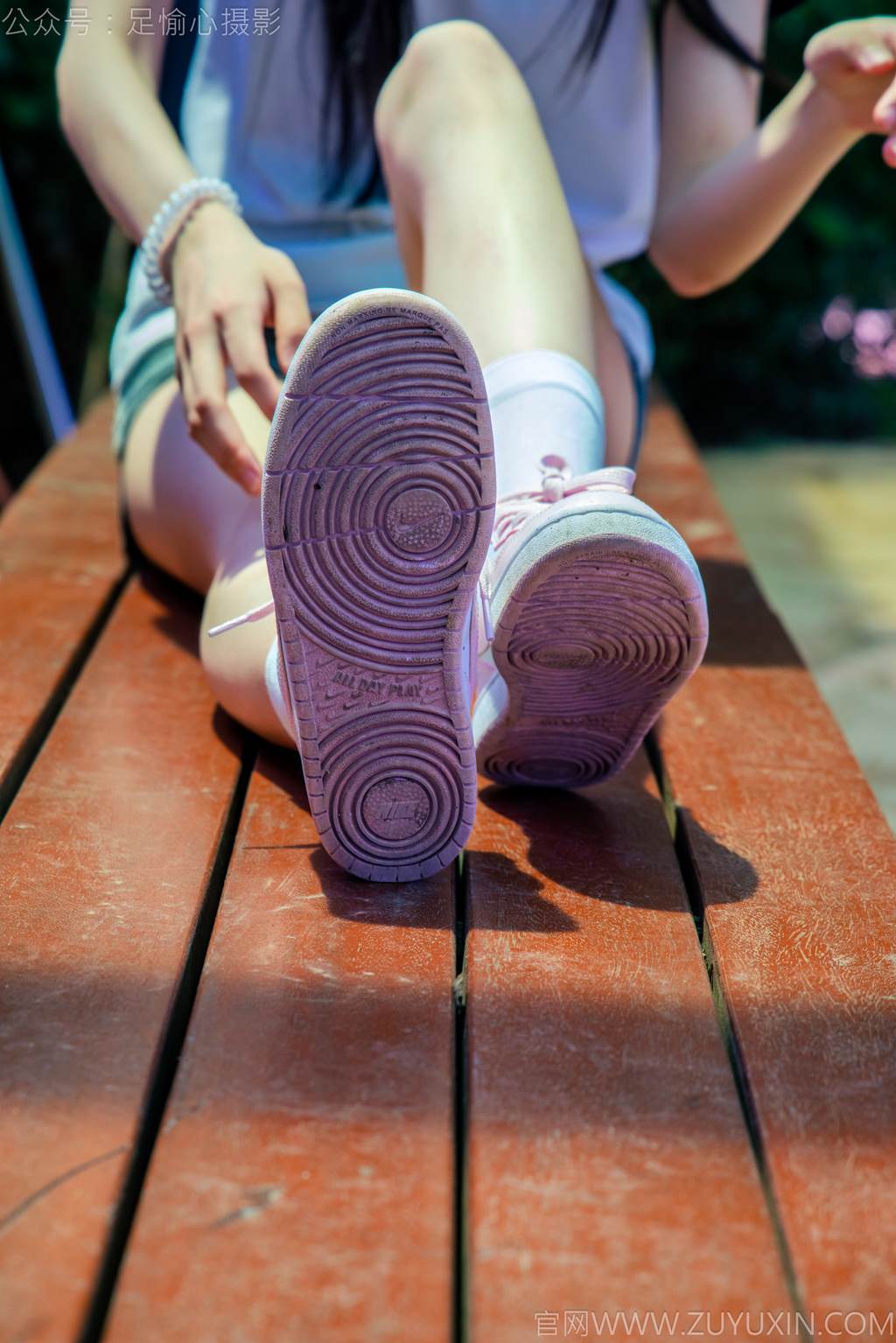 图片[52]-足愉心 NO.051 小瑶（搭配：T恤、牛仔短裤、白棉袜、帆布鞋、裸足）[95P] – 速更版-美库