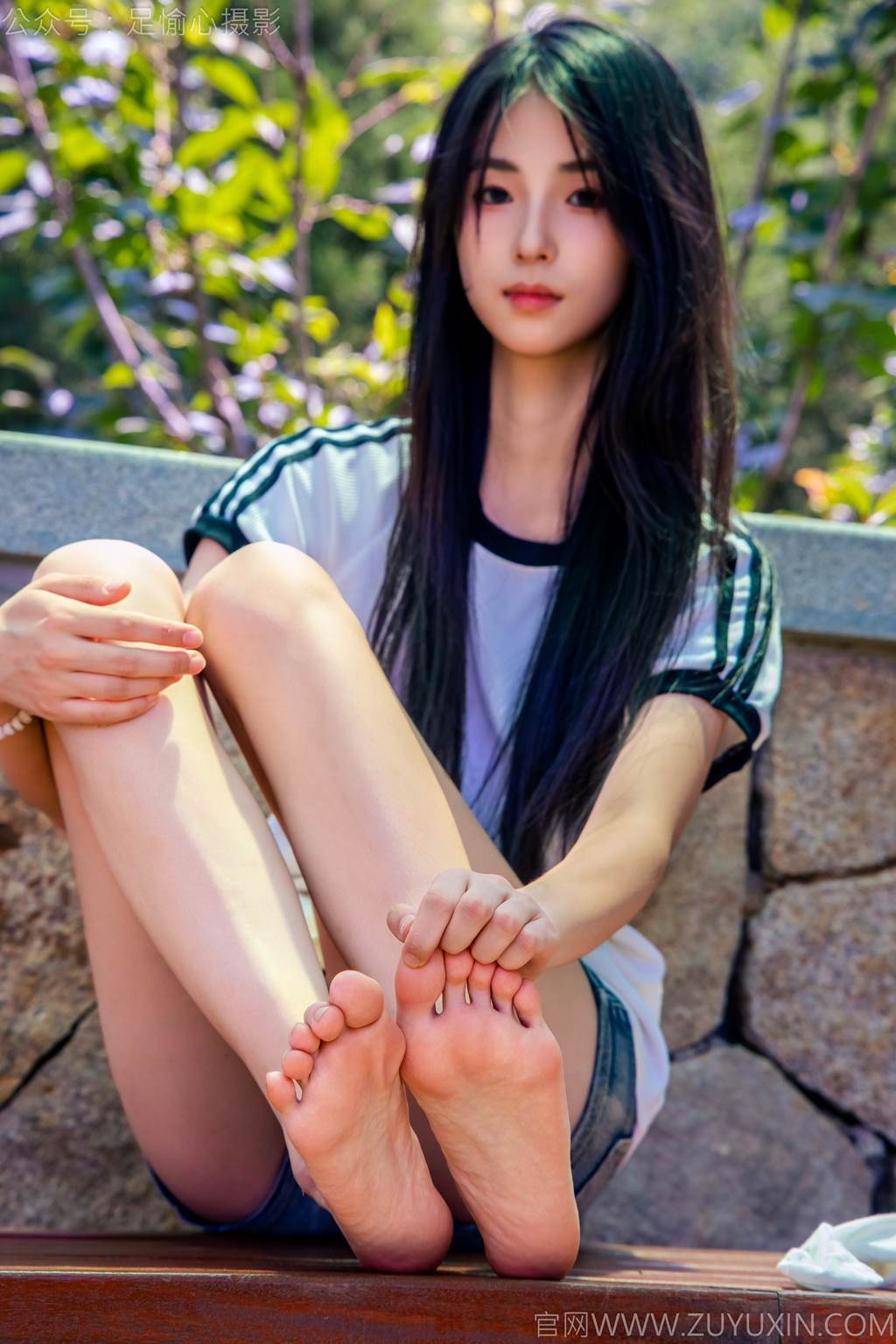 图片[56]-足愉心 NO.051 小瑶（搭配：T恤、牛仔短裤、白棉袜、帆布鞋、裸足）[95P] – 速更版-美库