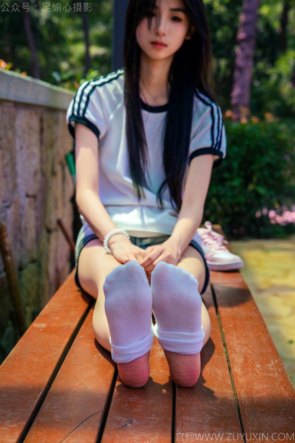 图片[58]-足愉心 NO.051 小瑶（搭配：T恤、牛仔短裤、白棉袜、帆布鞋、裸足）[95P] – 速更版-美库