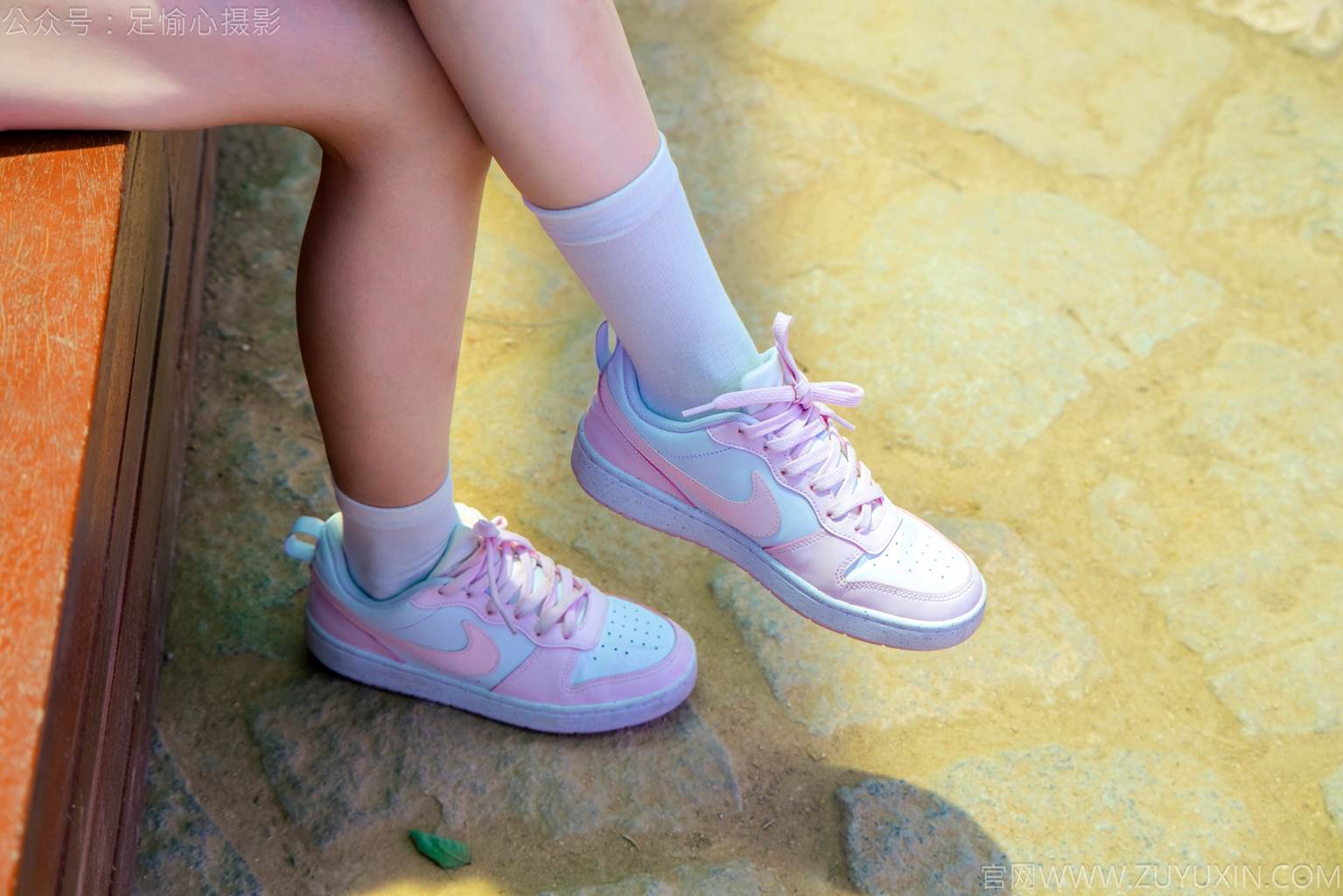图片[60]-足愉心 NO.051 小瑶（搭配：T恤、牛仔短裤、白棉袜、帆布鞋、裸足）[95P] – 速更版-美库