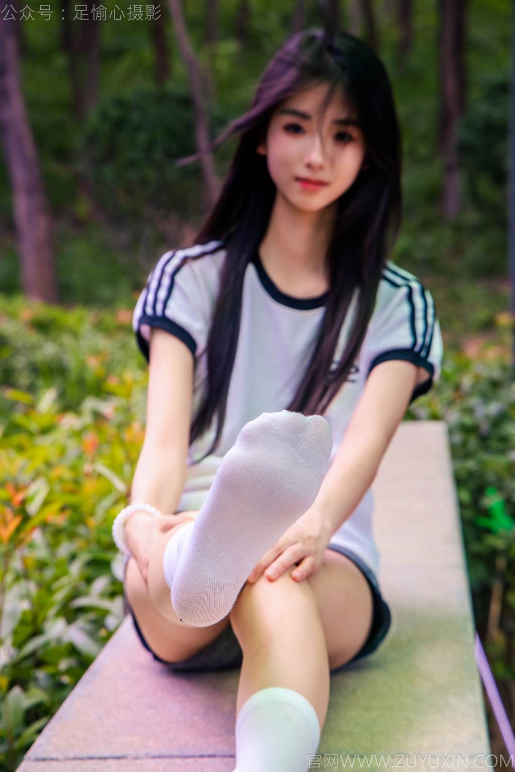 图片[77]-足愉心 NO.051 小瑶（搭配：T恤、牛仔短裤、白棉袜、帆布鞋、裸足）[95P] – 速更版-美库