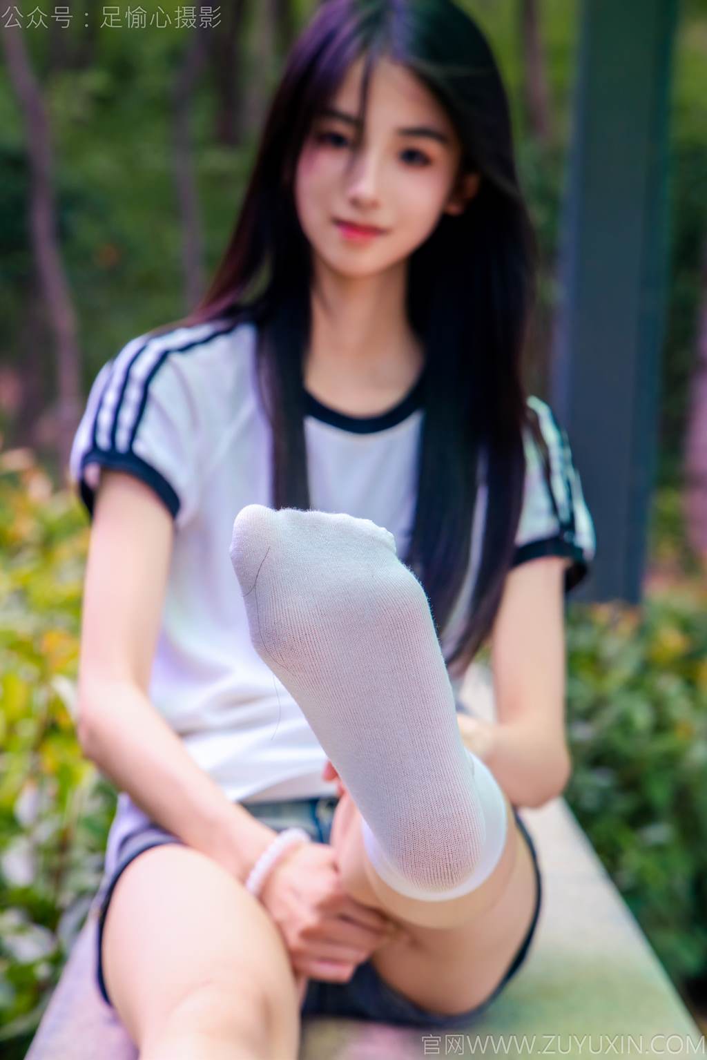 图片[80]-足愉心 NO.051 小瑶（搭配：T恤、牛仔短裤、白棉袜、帆布鞋、裸足）[95P] – 速更版-美库