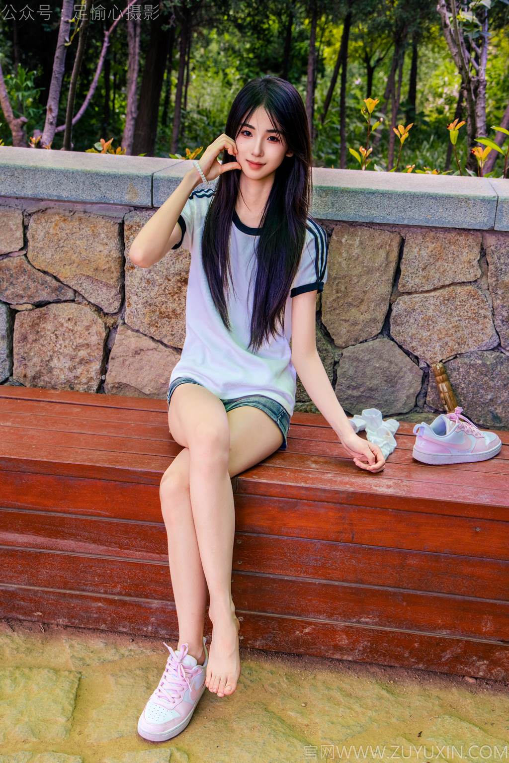 图片[92]-足愉心 NO.051 小瑶（搭配：T恤、牛仔短裤、白棉袜、帆布鞋、裸足）[95P] – 速更版-美库