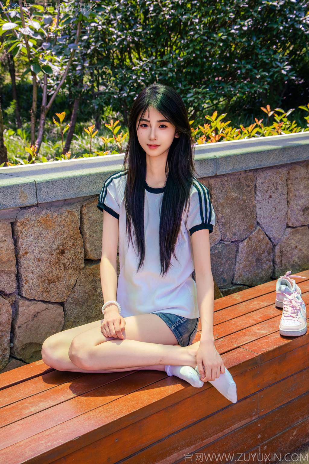 图片[96]-足愉心 NO.051 小瑶（搭配：T恤、牛仔短裤、白棉袜、帆布鞋、裸足）[95P] – 速更版-美库