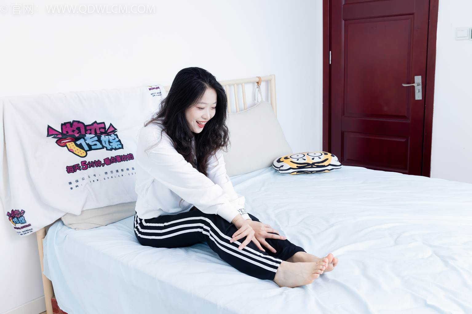 图片[23]-物恋传媒 NO.2458 小紫-运动鞋、白短棉袜、裸足[110P] – 速更版-美库