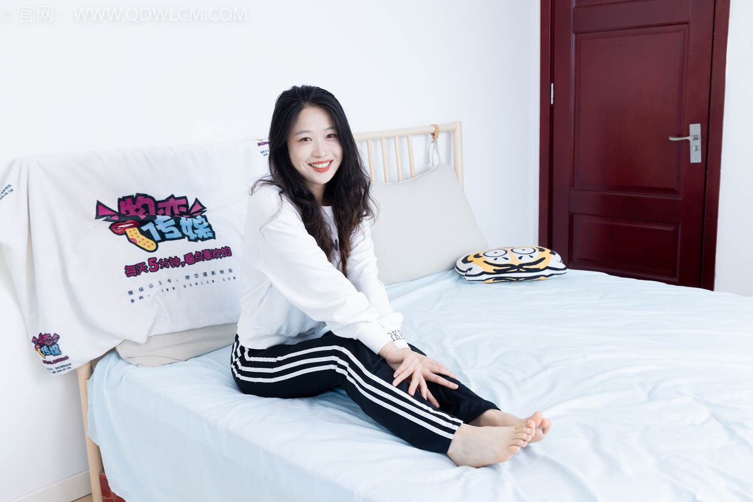 图片[25]-物恋传媒 NO.2458 小紫-运动鞋、白短棉袜、裸足[110P] – 速更版-美库