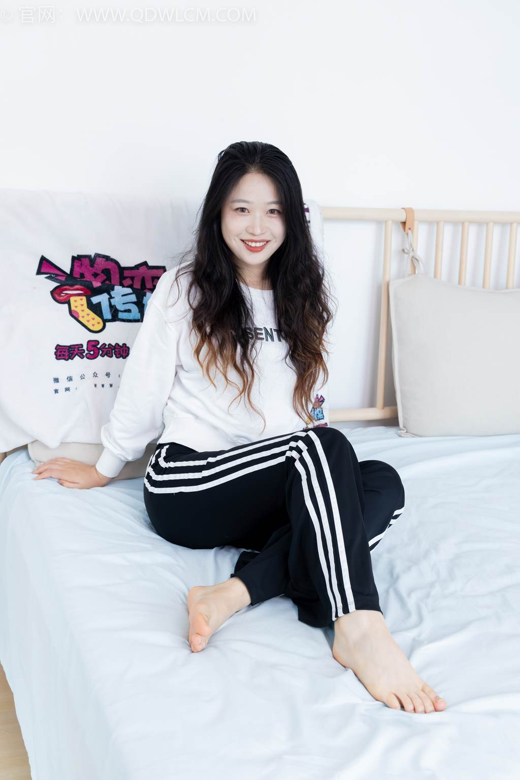 图片[26]-物恋传媒 NO.2458 小紫-运动鞋、白短棉袜、裸足[110P] – 速更版-美库