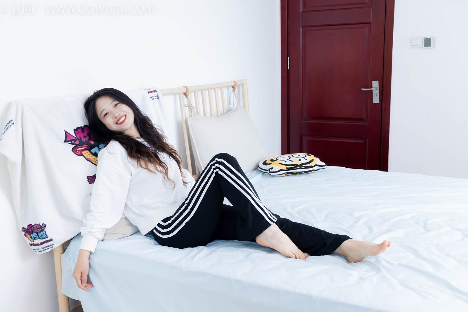 图片[28]-物恋传媒 NO.2458 小紫-运动鞋、白短棉袜、裸足[110P] – 速更版-美库