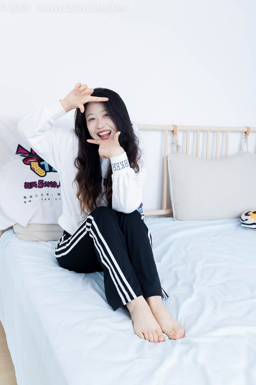 图片[49]-物恋传媒 NO.2458 小紫-运动鞋、白短棉袜、裸足[110P] – 速更版-美库