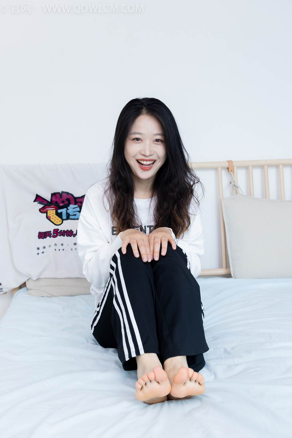 图片[57]-物恋传媒 NO.2458 小紫-运动鞋、白短棉袜、裸足[110P] – 速更版-美库