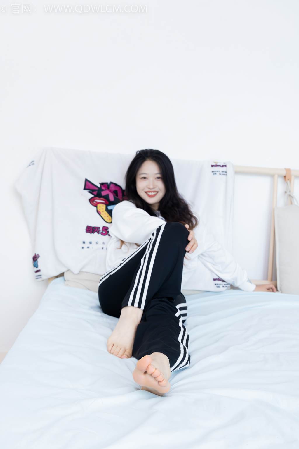 图片[93]-物恋传媒 NO.2458 小紫-运动鞋、白短棉袜、裸足[110P] – 速更版-美库