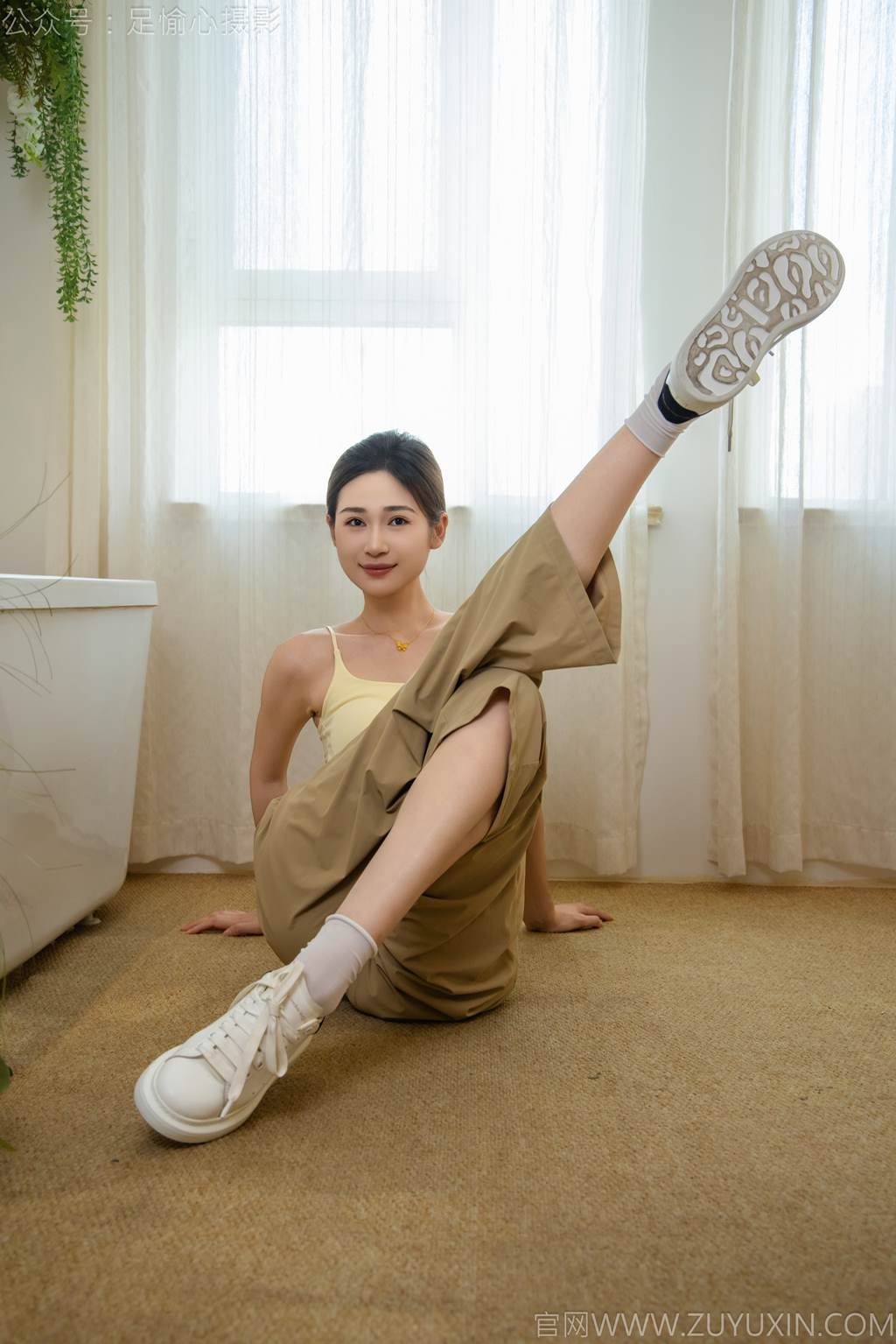 图片[16]-足愉心 NO.052 沐晴（搭配：白色吊带、棕色长裤、白色丝袜、运动鞋、裸足）[90P] – 速更版-美库