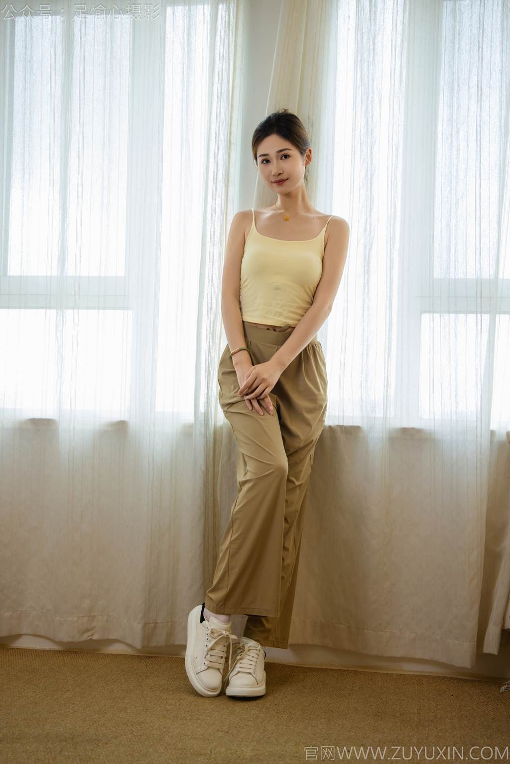 图片[20]-足愉心 NO.052 沐晴（搭配：白色吊带、棕色长裤、白色丝袜、运动鞋、裸足）[90P] – 速更版-美库