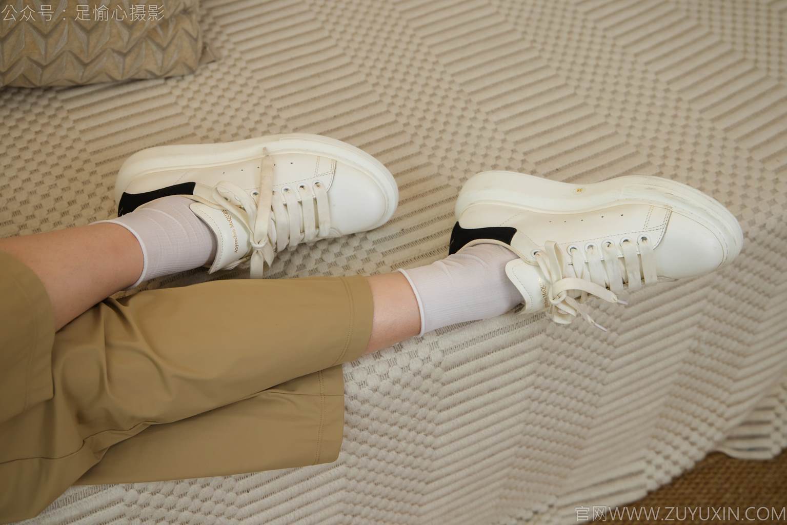 图片[22]-足愉心 NO.052 沐晴（搭配：白色吊带、棕色长裤、白色丝袜、运动鞋、裸足）[90P] – 速更版-美库