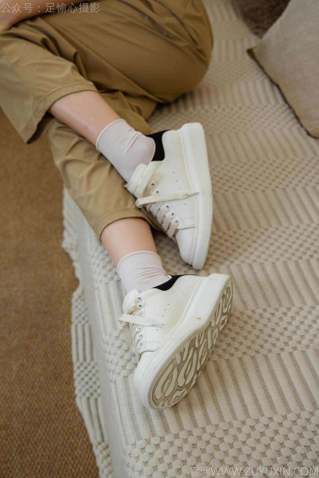 图片[26]-足愉心 NO.052 沐晴（搭配：白色吊带、棕色长裤、白色丝袜、运动鞋、裸足）[90P] – 速更版-美库