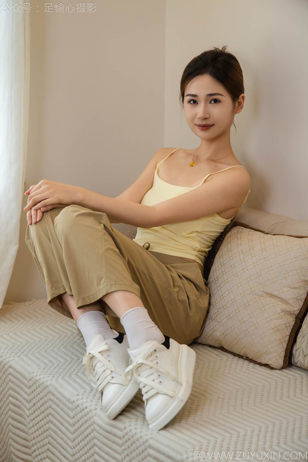 图片[31]-足愉心 NO.052 沐晴（搭配：白色吊带、棕色长裤、白色丝袜、运动鞋、裸足）[90P] – 速更版-美库