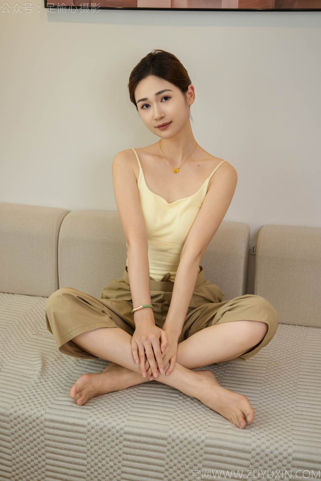 图片[32]-足愉心 NO.052 沐晴（搭配：白色吊带、棕色长裤、白色丝袜、运动鞋、裸足）[90P] – 速更版-美库