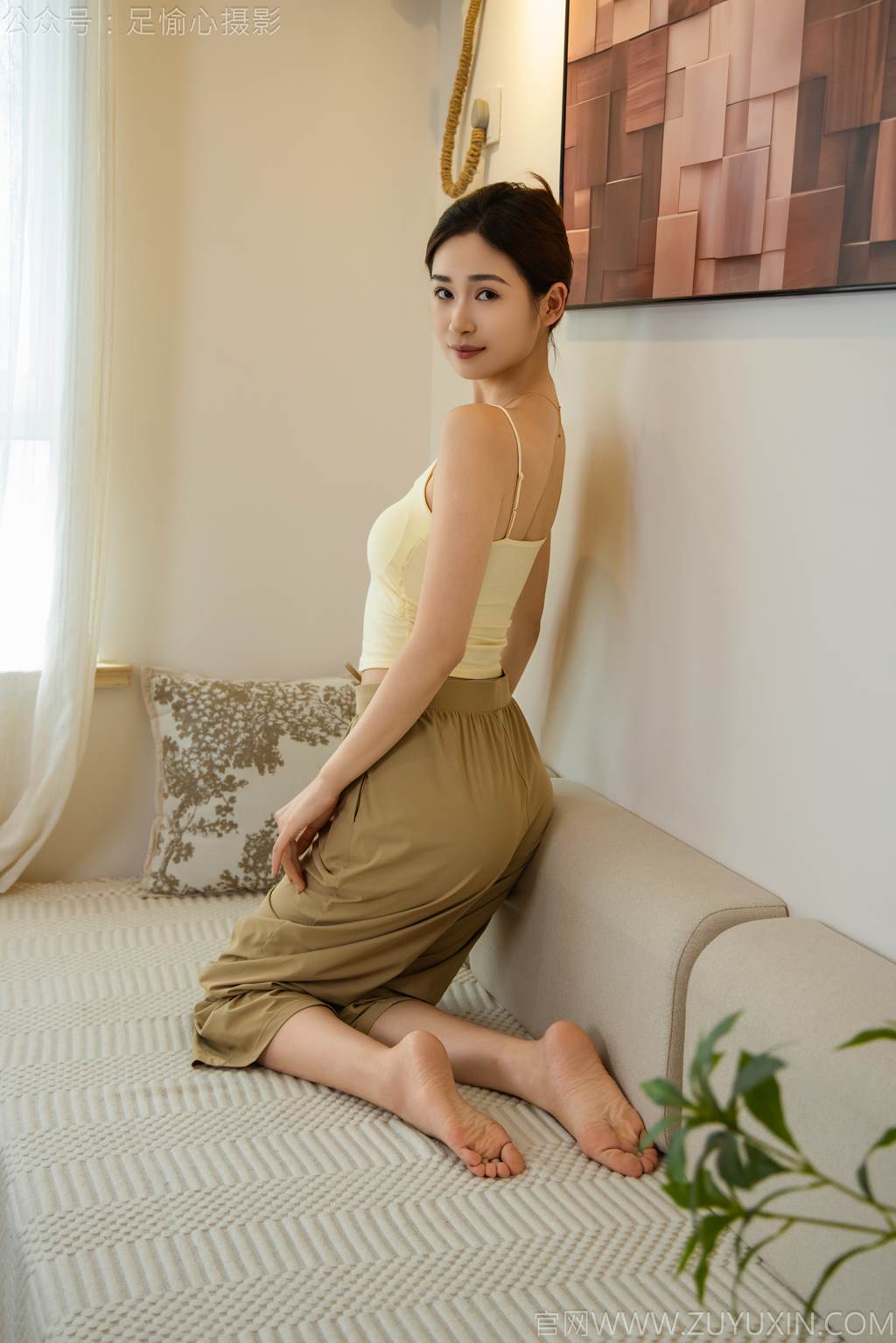 图片[34]-足愉心 NO.052 沐晴（搭配：白色吊带、棕色长裤、白色丝袜、运动鞋、裸足）[90P] – 速更版-美库