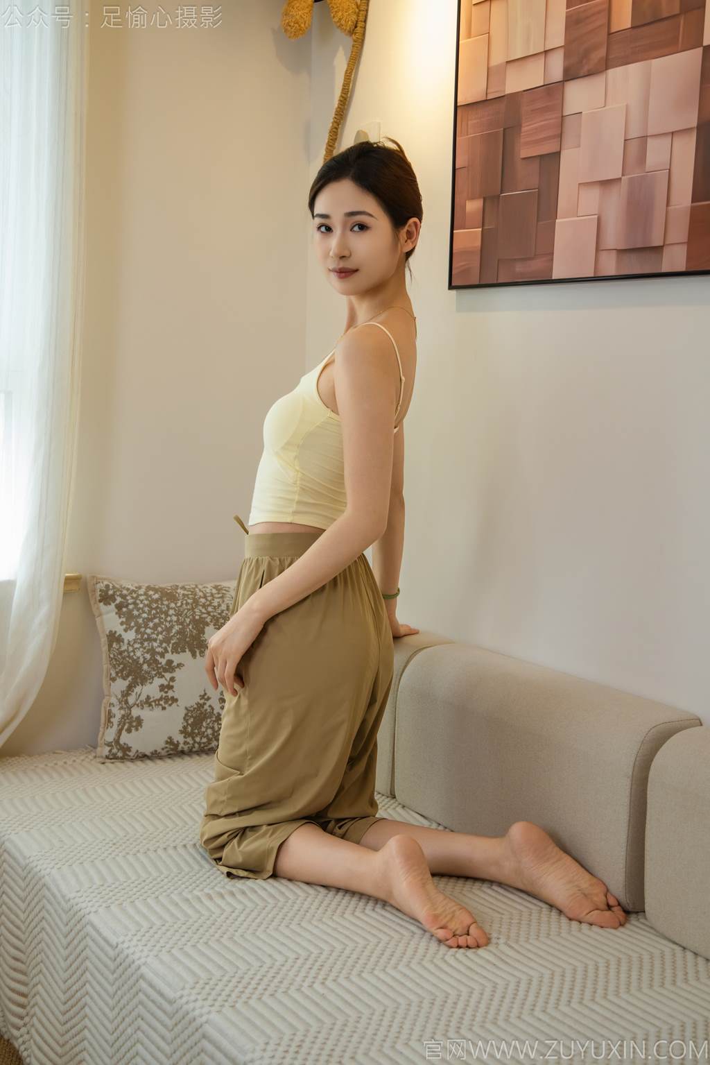图片[35]-足愉心 NO.052 沐晴（搭配：白色吊带、棕色长裤、白色丝袜、运动鞋、裸足）[90P] – 速更版-美库