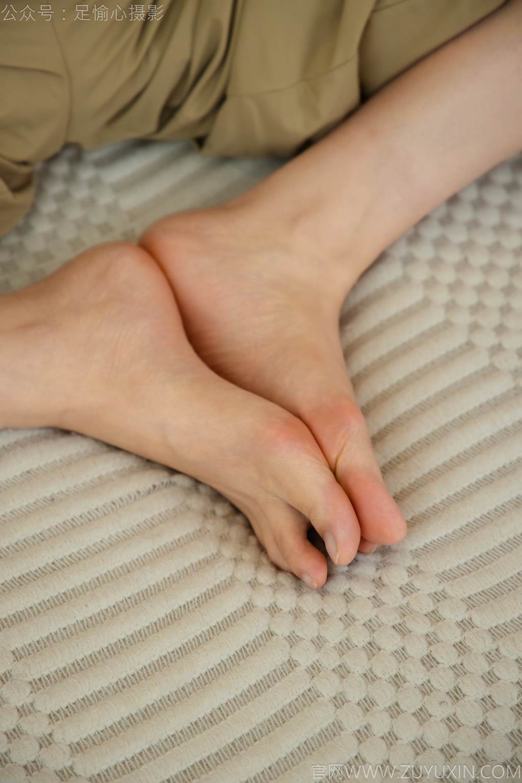 图片[42]-足愉心 NO.052 沐晴（搭配：白色吊带、棕色长裤、白色丝袜、运动鞋、裸足）[90P] – 速更版-美库