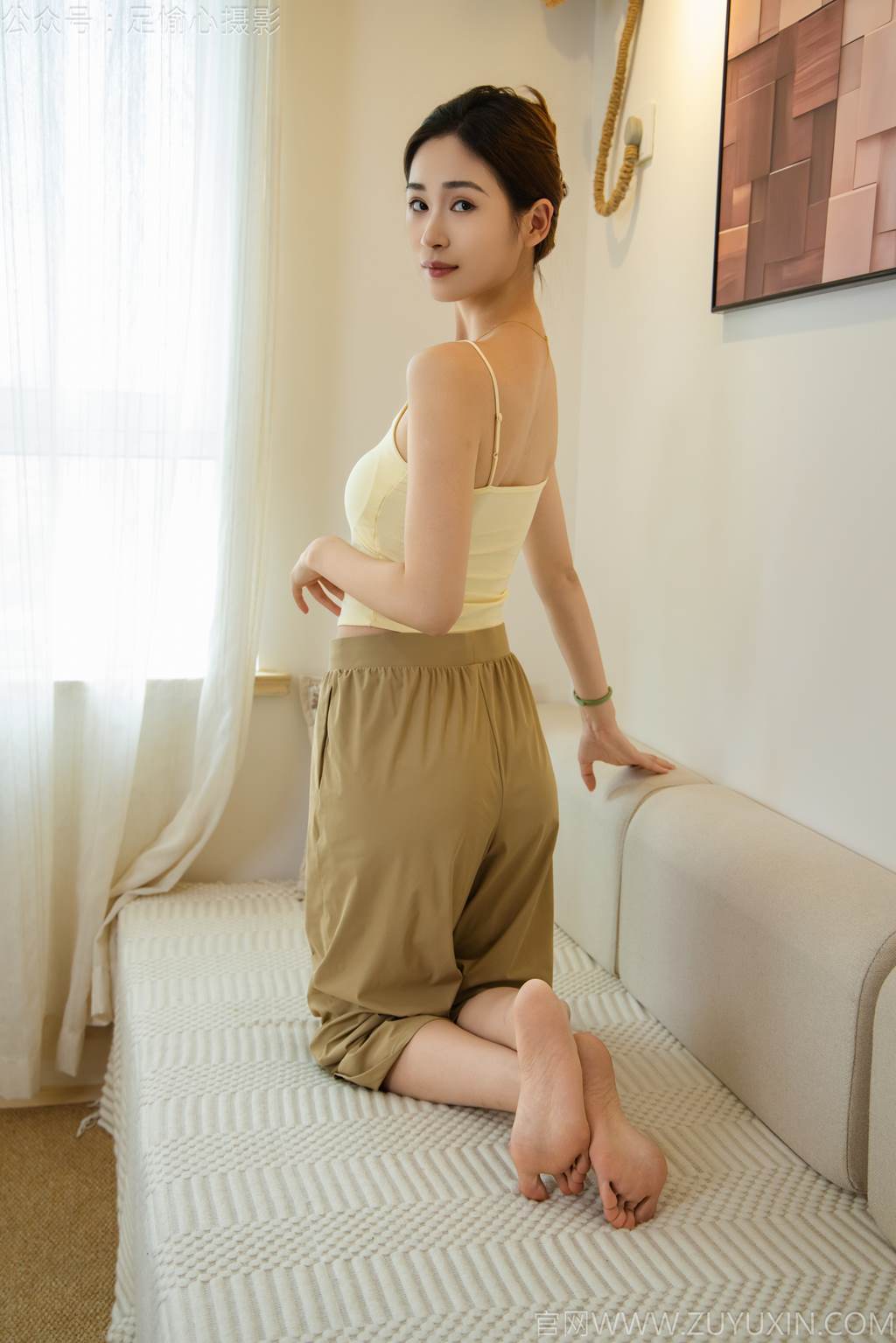 图片[45]-足愉心 NO.052 沐晴（搭配：白色吊带、棕色长裤、白色丝袜、运动鞋、裸足）[90P] – 速更版-美库