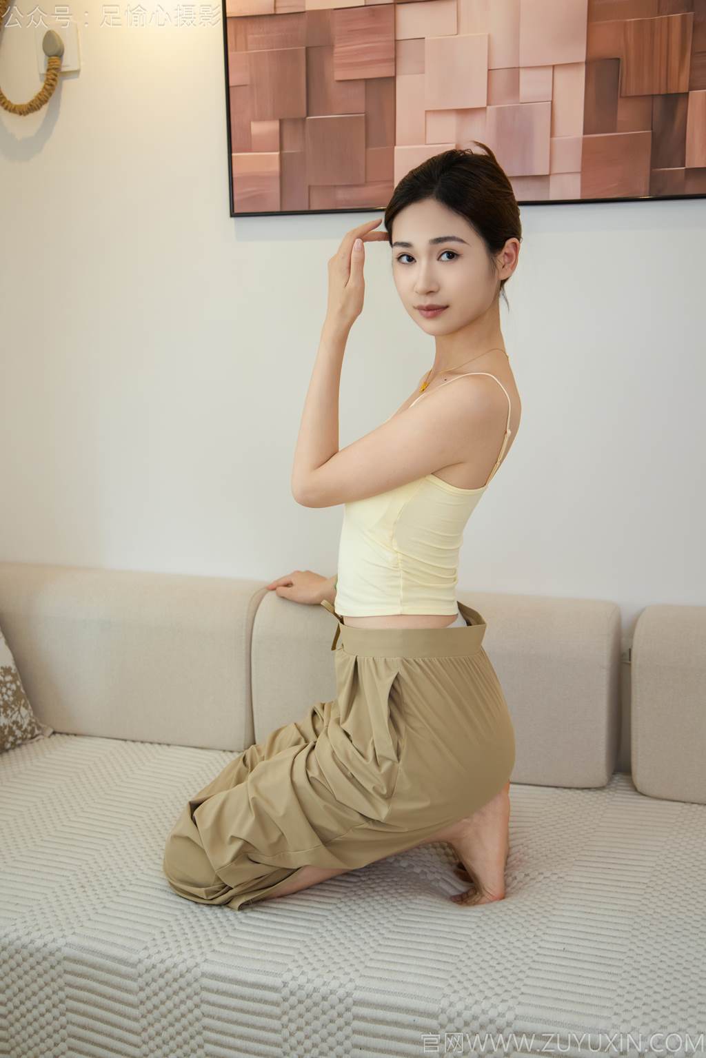 图片[46]-足愉心 NO.052 沐晴（搭配：白色吊带、棕色长裤、白色丝袜、运动鞋、裸足）[90P] – 速更版-美库