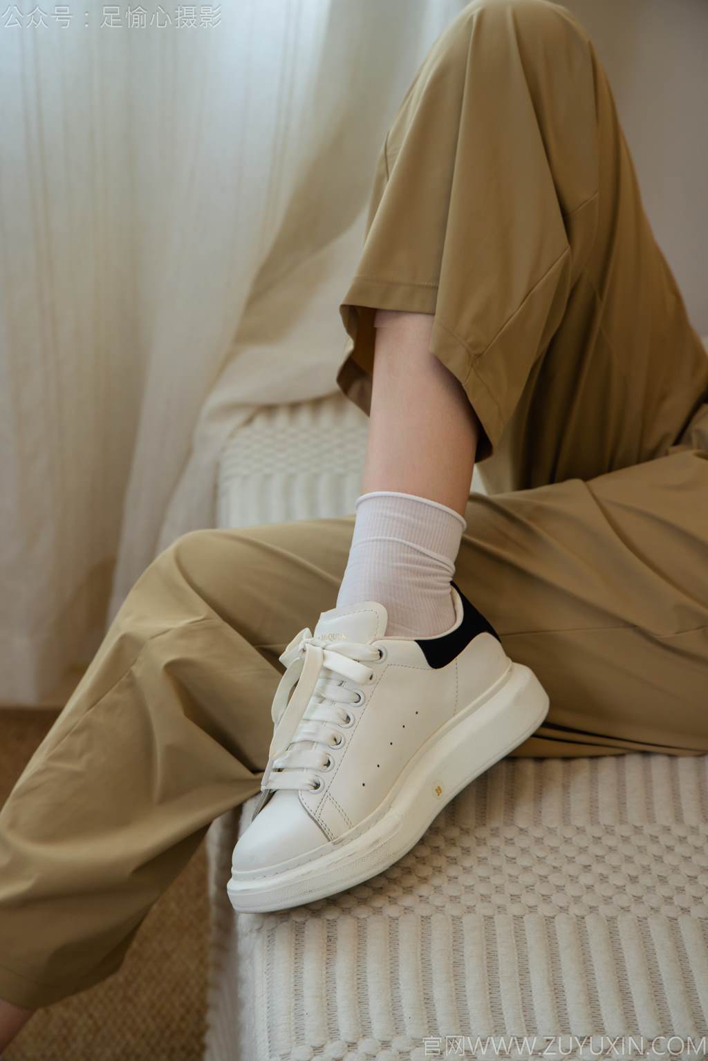 图片[63]-足愉心 NO.052 沐晴（搭配：白色吊带、棕色长裤、白色丝袜、运动鞋、裸足）[90P] – 速更版-美库