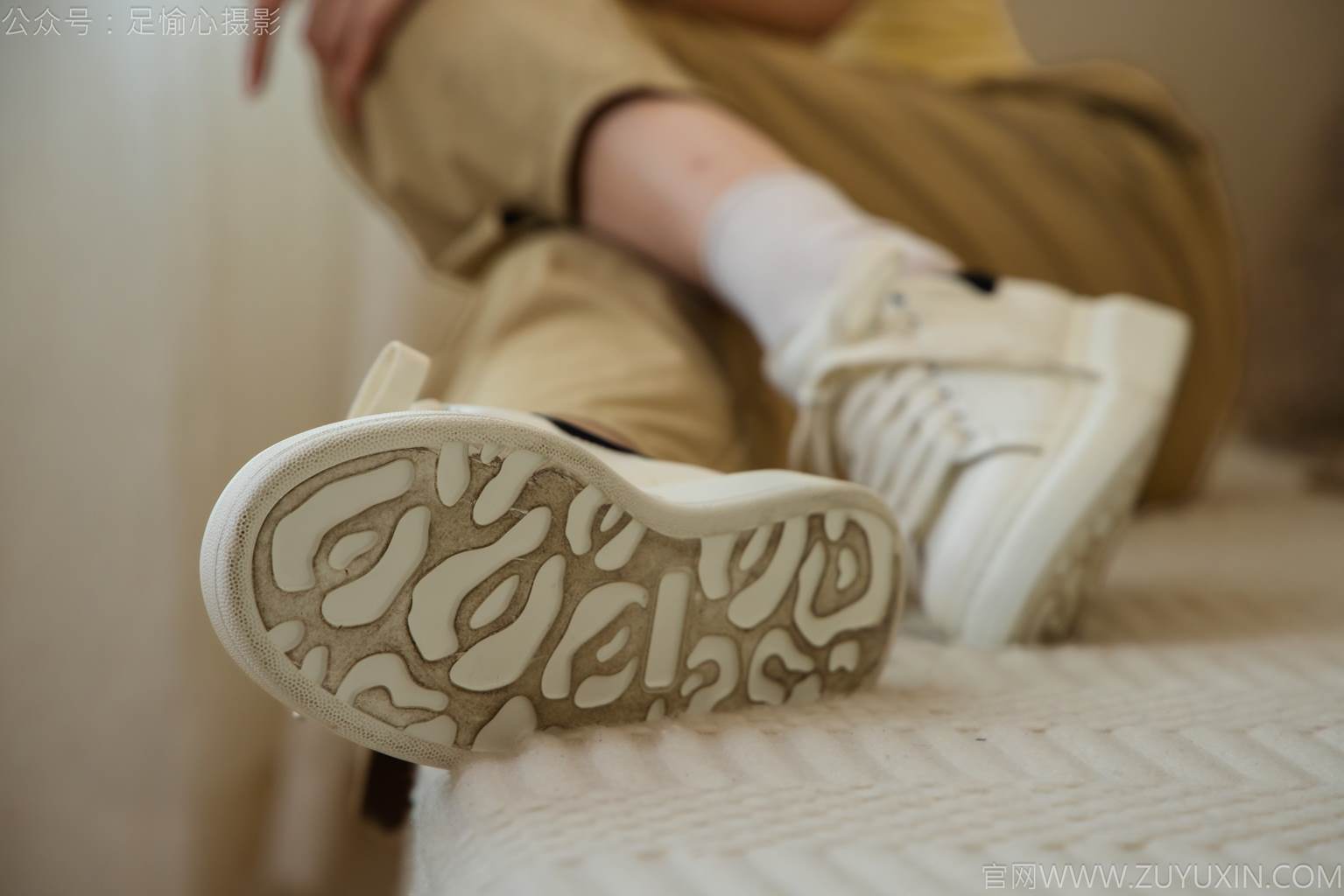 图片[69]-足愉心 NO.052 沐晴（搭配：白色吊带、棕色长裤、白色丝袜、运动鞋、裸足）[90P] – 速更版-美库