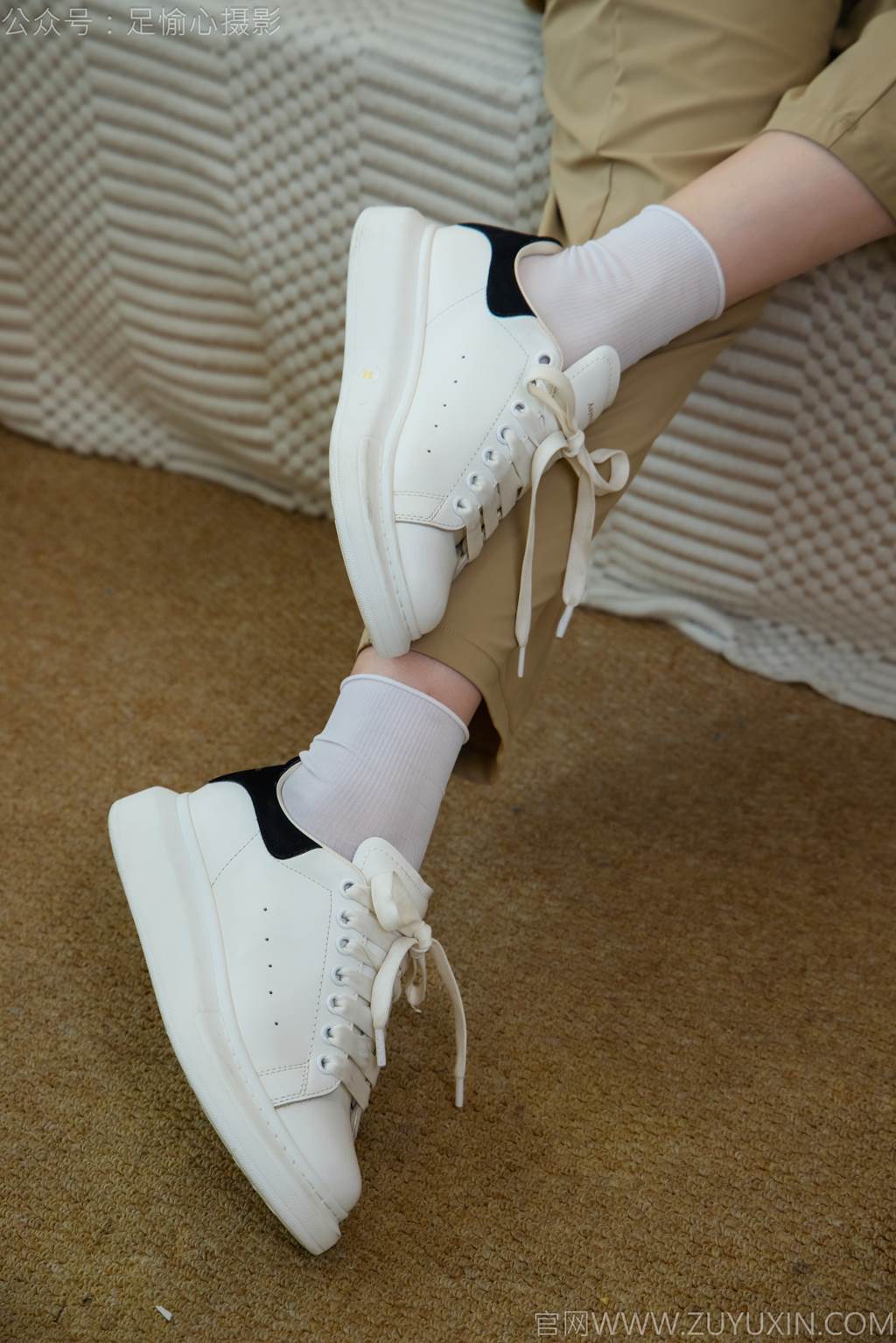 图片[82]-足愉心 NO.052 沐晴（搭配：白色吊带、棕色长裤、白色丝袜、运动鞋、裸足）[90P] – 速更版-美库