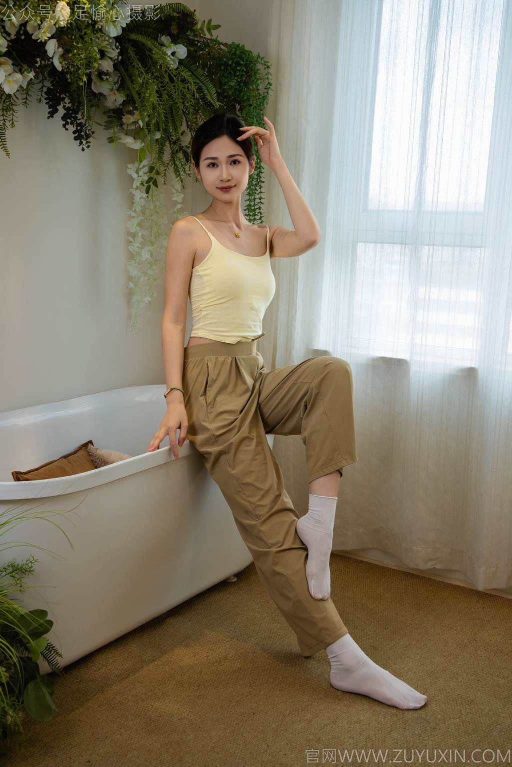图片[83]-足愉心 NO.052 沐晴（搭配：白色吊带、棕色长裤、白色丝袜、运动鞋、裸足）[90P] – 速更版-美库