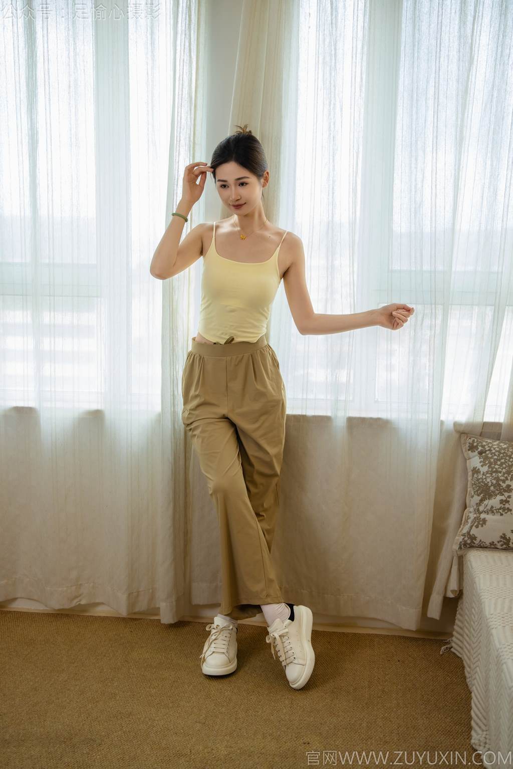 图片[89]-足愉心 NO.052 沐晴（搭配：白色吊带、棕色长裤、白色丝袜、运动鞋、裸足）[90P] – 速更版-美库