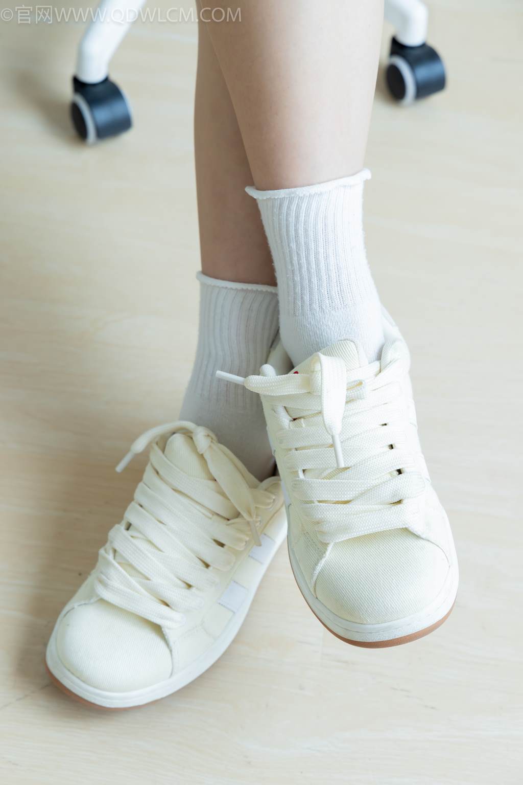 图片[22]-物恋传媒 NO.2489 南南-板鞋、白棉袜、裸足[150P] – 速更版-美库
