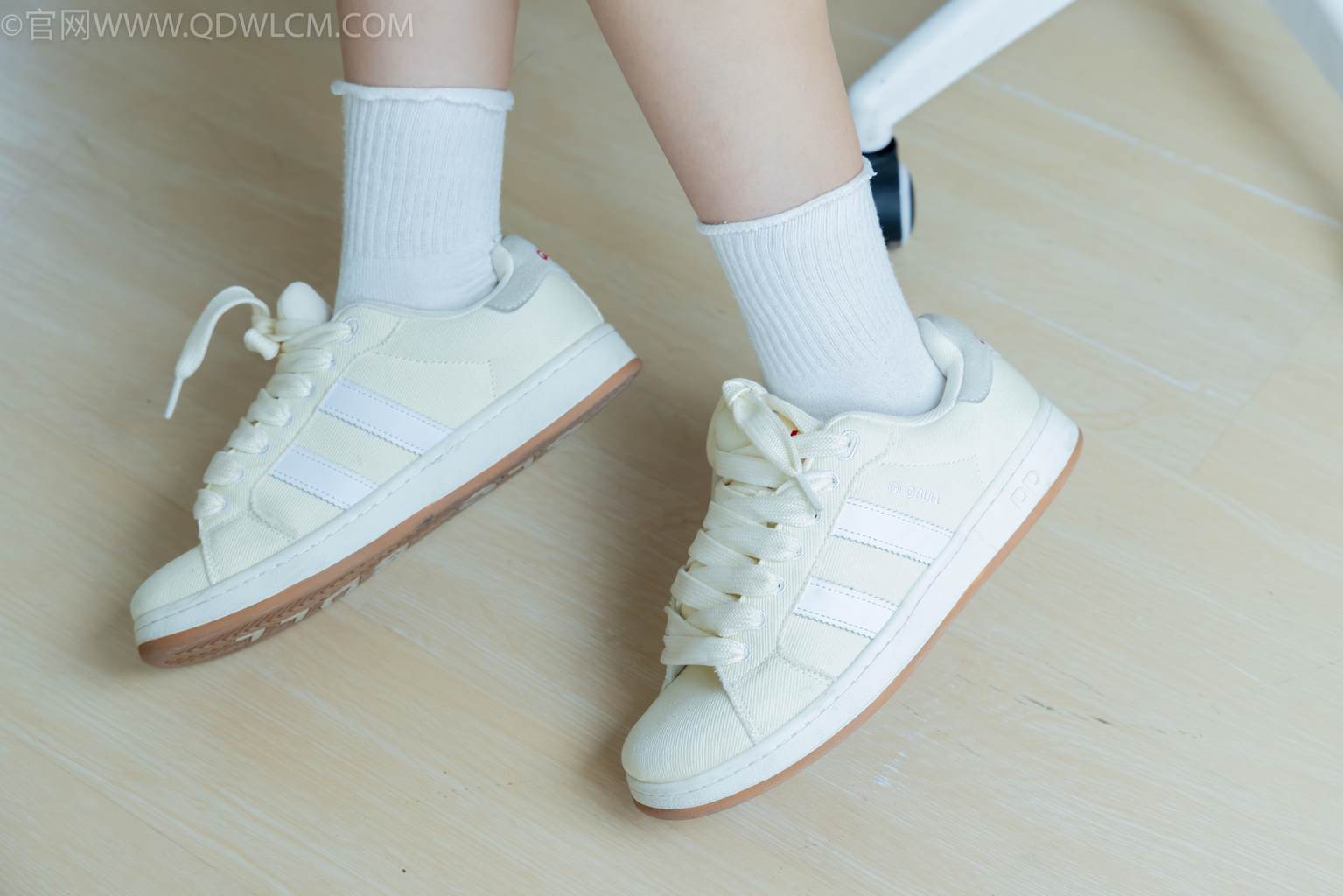 图片[23]-物恋传媒 NO.2489 南南-板鞋、白棉袜、裸足[150P] – 速更版-美库