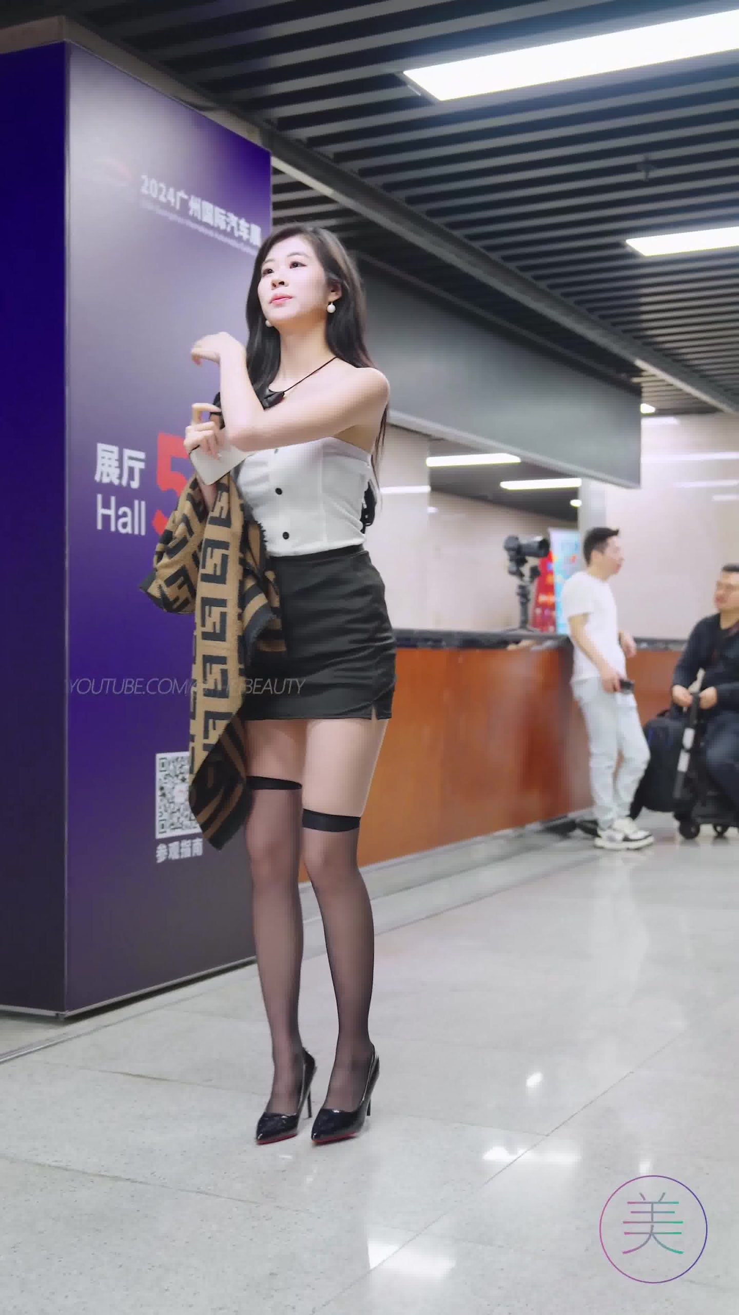 图片[10]-NO.1595 2024 广州车展 网红美女车模[30P] – 速更版-美库