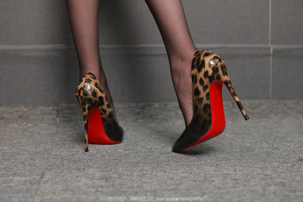 精选[IESS异思趣向] 2026.01.04 丝享家2256：团团《红与黑（上）》[99P]-草丛看图