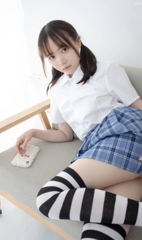 [森萝财团写真] JKFUN-043 百圆定制1-4 黑白高筒 Aika 在现浏览