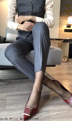 [Pilot]NO.009 爱穿正装的OL小乐-裤里黑丝[38P]
