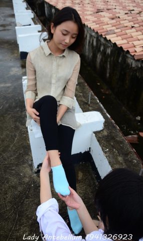 [战前女神] 美腿镁足精品摄影套图 051 (2) [70P]