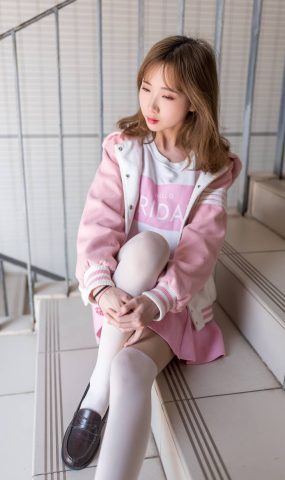 [风之领域] No.026 粉色系校花白丝小解解 在现浏览