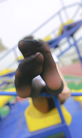 [风之领域] No.093 户外操场上的黑丝 在现浏览