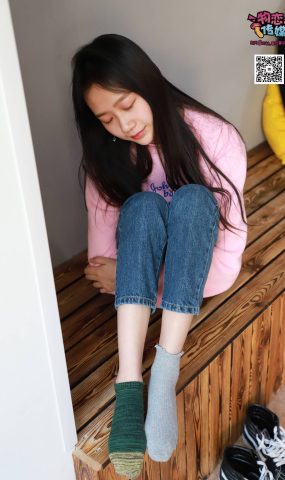 [勿恋传媒] NO.001 清纯系大一女生的vans与棉袜 [254P]