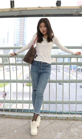 [SiHua思话] SH026 人群里的裤里丝 露露 在现浏览