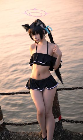 G44不会受伤  – 碧蓝档案 黑見芹香 海边泳装[18P]