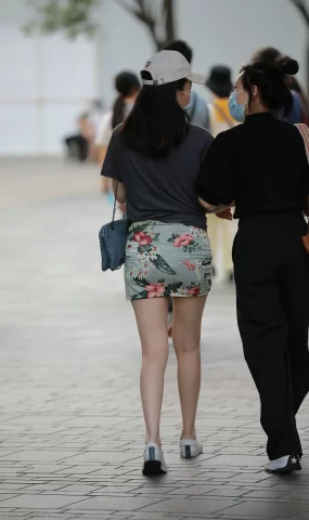 唯美街拍 NO.977 仅身包臀花裙妹字 [64P]