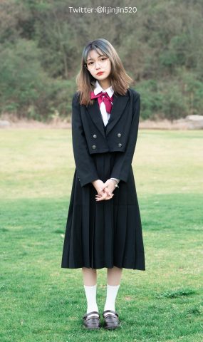 梨瑾瑾  – 户外黑长服[8P]