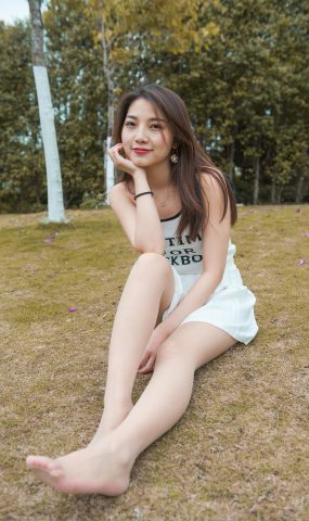 魔镜街拍 NO.120 吊带短裙姓感肉丝小解解 [48P]