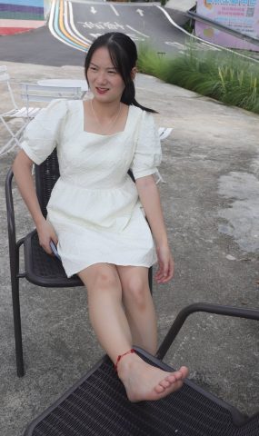 [Pary学生模拍] No.052 有点害羞的小尹的37码超白嫩脚 [76P]